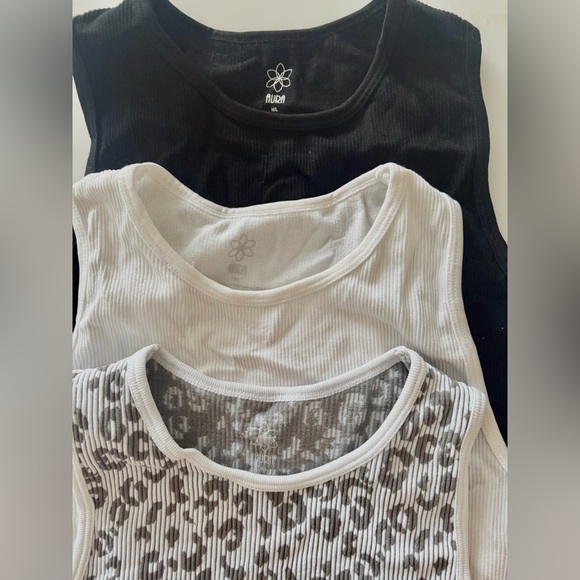 Tank tops - Picture 1 of 3